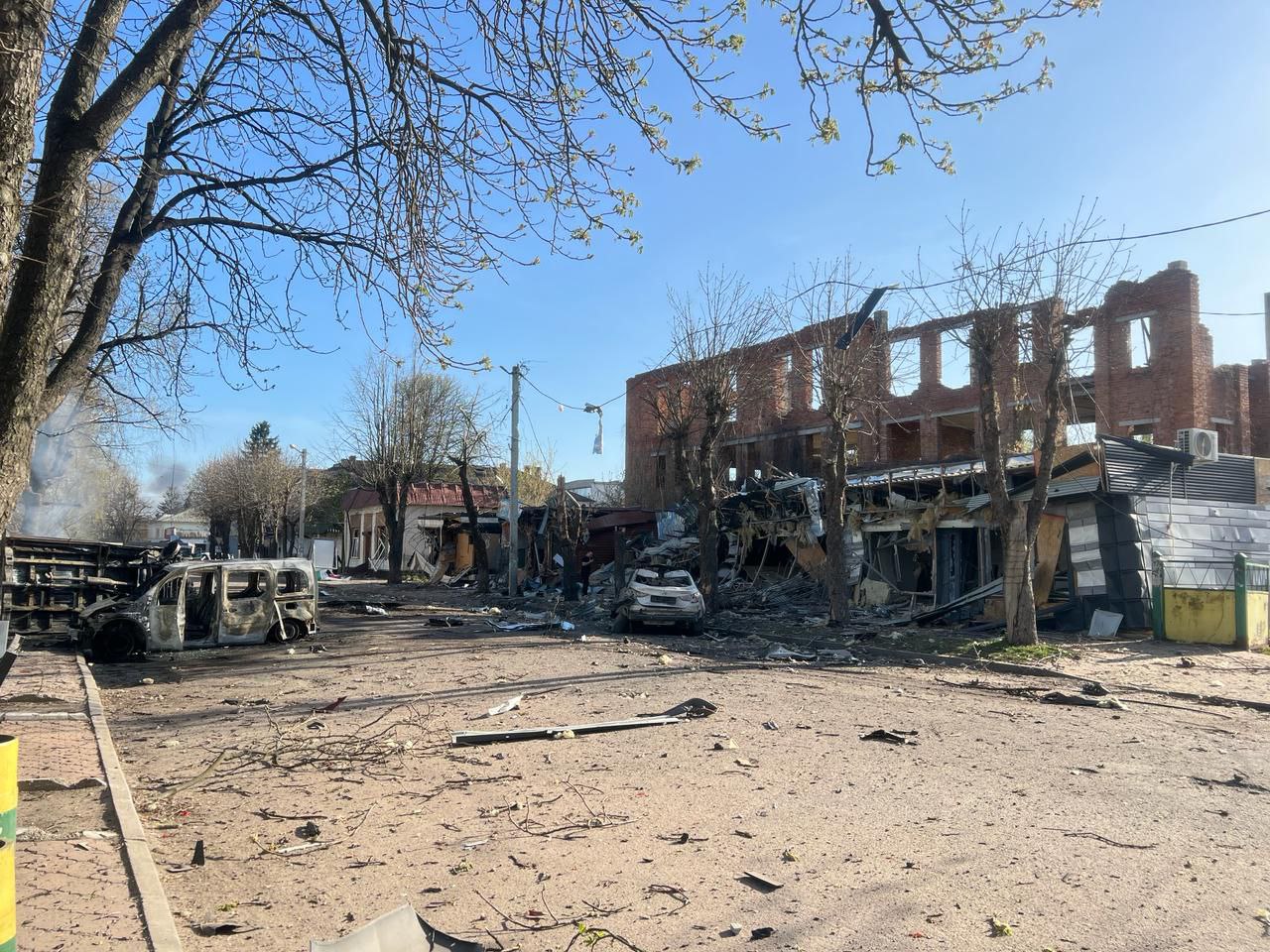 Трое погибших в результате удара по Запорожью, также РФ убила человека КАБами на Сумщине