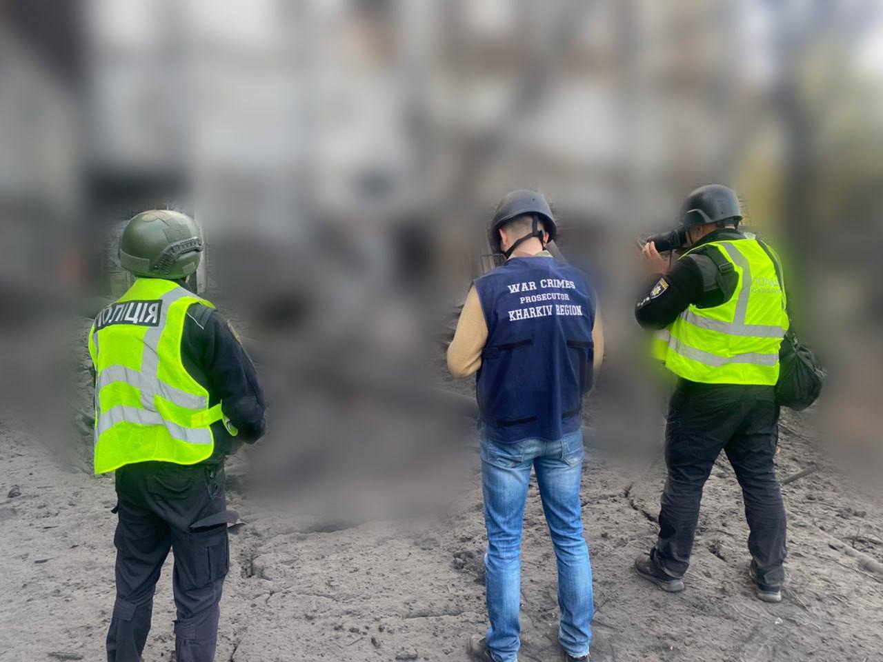 Более 200 спасателей ликвидируют последствия российского обстрела. В МВД показали фото