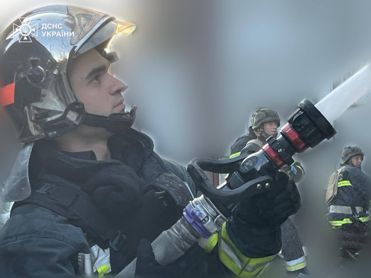 Более 200 спасателей ликвидируют последствия российского обстрела. В МВД показали фото