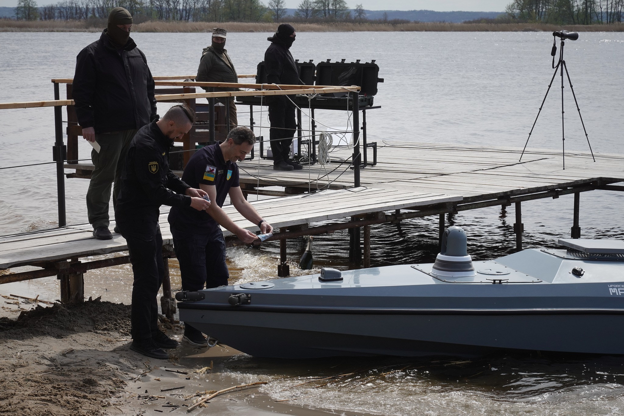 "Оружие победы". Укрпошта выпустила новые марки, "помечен" морской дрон Magura V5 – фото