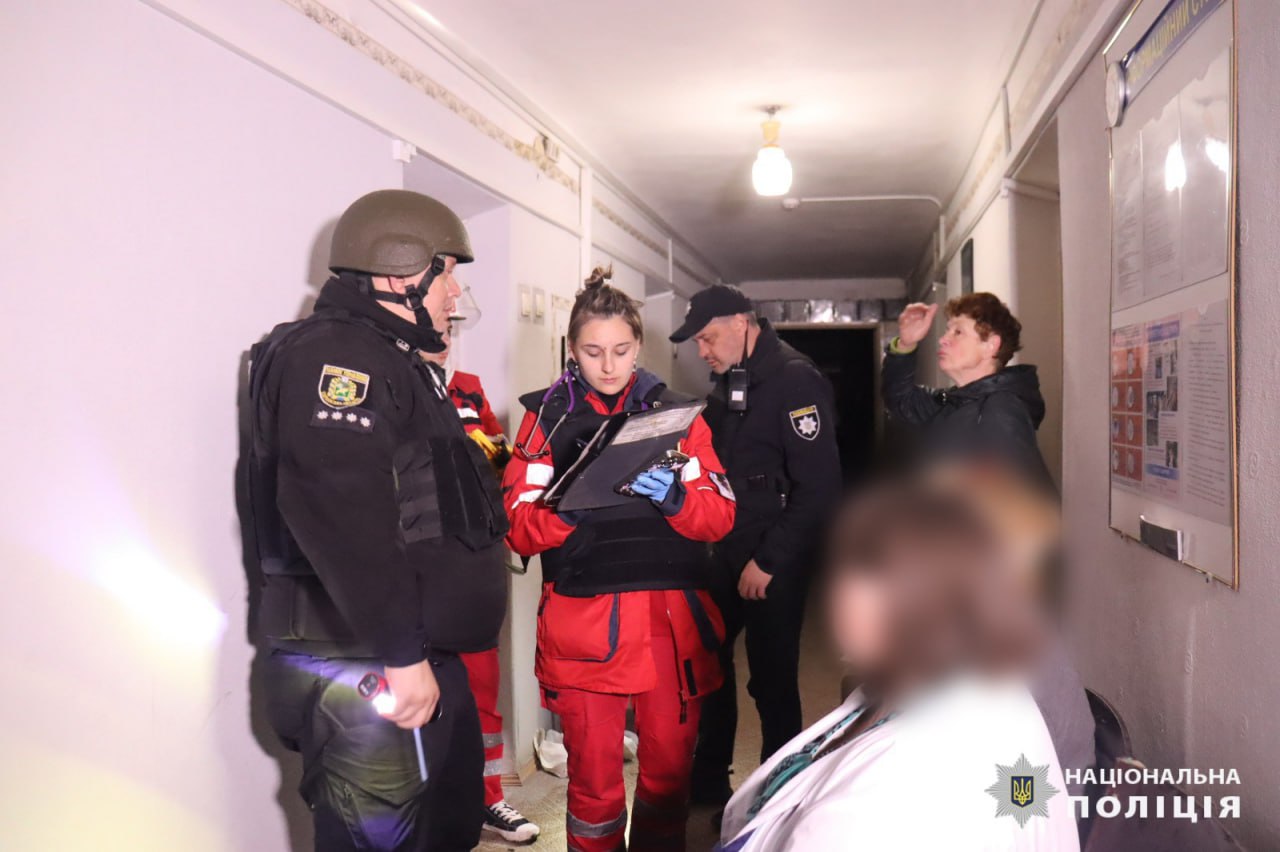 Нічний удар по Харкову: поліція поділилася кадрами наслідків російської атаки – відео, фото