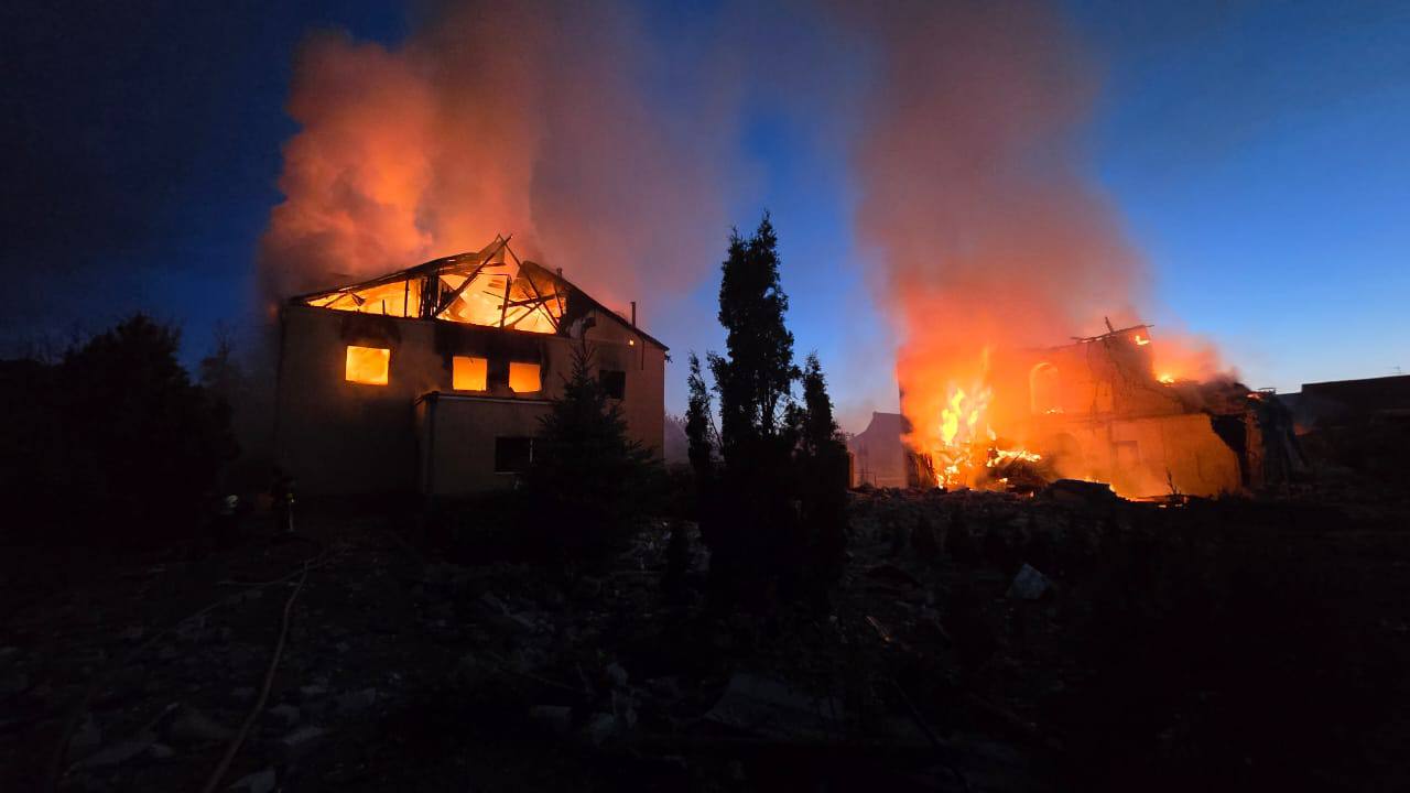Россияне ночью били С-300 по Харькову. Повреждены частные дома, двое пострадавших: фото
