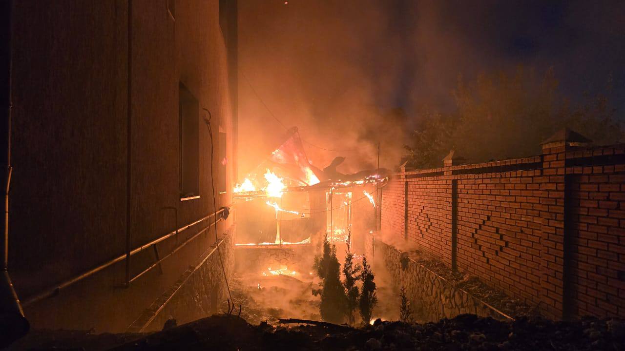 Россияне ночью били С-300 по Харькову. Повреждены частные дома, двое пострадавших: фото