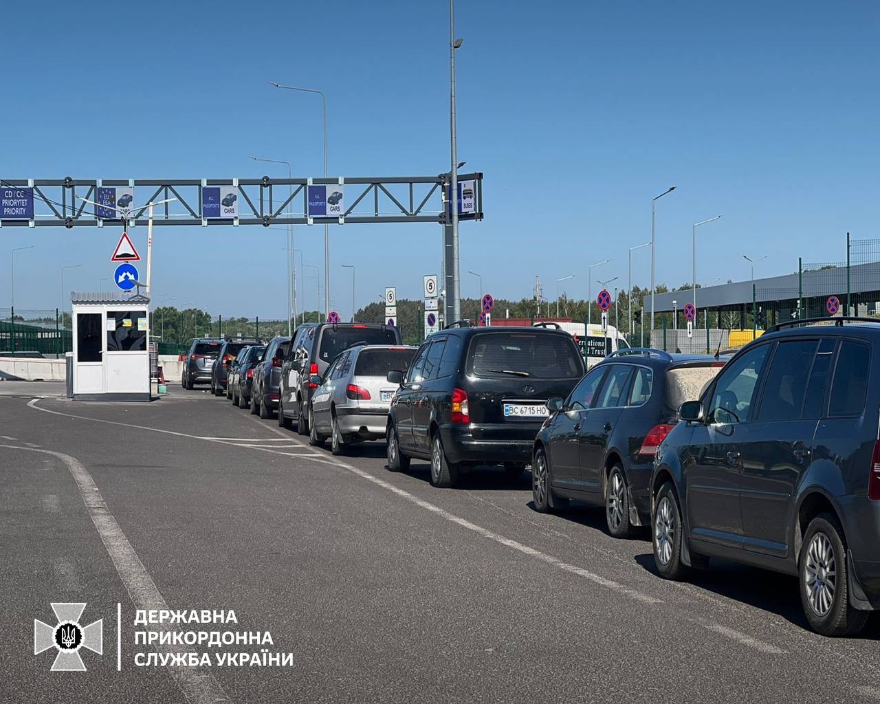 На кордоні з Польщею зростає потік машин на виїзд з України — ДПСУ