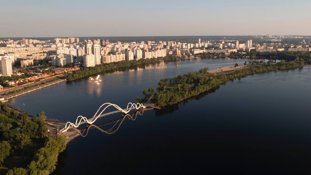 A wave-shaped pedestrian bridge was opened in Kyiv's Obolon district ...