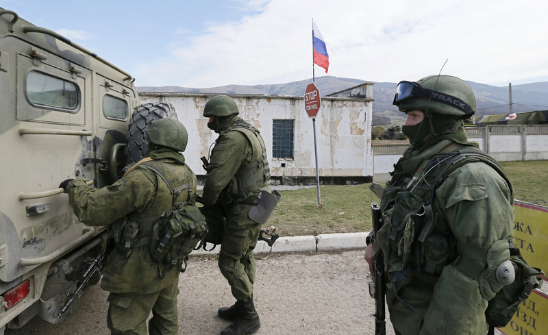 "Зеленые человечки" с флагом России. Крым, 14 марта 2014 года (Фото EPA / Yuri Kochetkov)