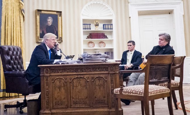 Дональд Трамп, Майкл Флинн и Стивен Бэннон в январе 2017 года (Фото - EPA)