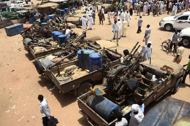 Оружие, отбитое у сепаратистов в Судане у югу от Дарфура (фото EPA) 