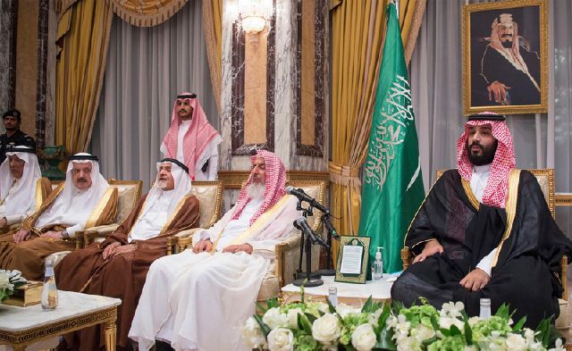 Наследный принц Саудовский Аравии Мухаммед ибн Салман (справа)  на церемонии принесения ему присяги высшими подданными  (Фото - Saudi Press Agency)